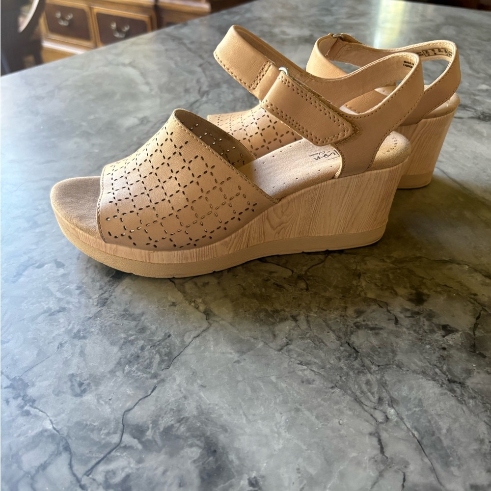 Clark's creamy beige pattern wedge sandals - Picture 3 of 7